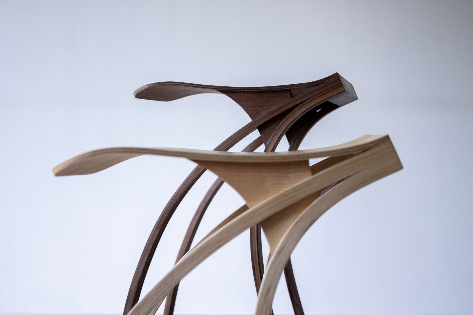 Détails de deux tabourets Atlas